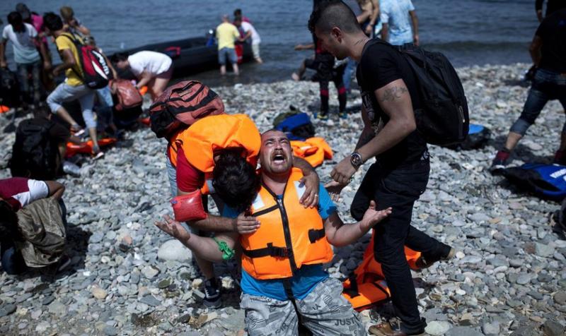 Refugiados dicen que Jesús apareció y que los salvó de morir en el mar