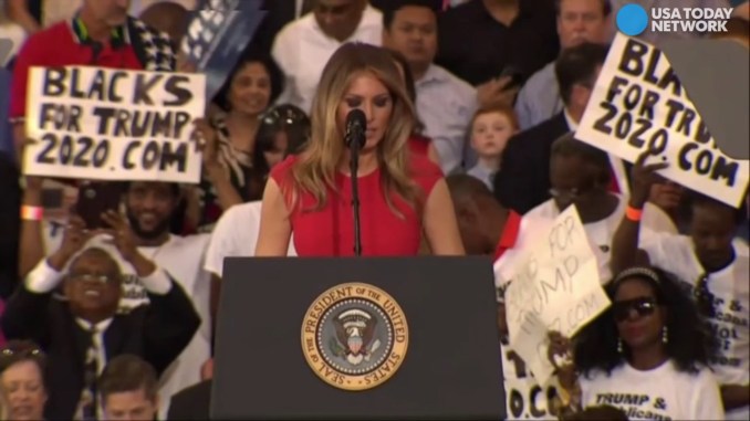 Esposa de Trump criticada por la prensa tras orar en evento