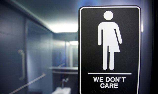 Trump anula ley de baños de acuerdo con “identidad de género”