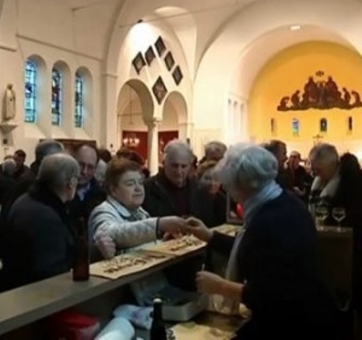 Bar de ciudad cierra e iglesia abre uno para servir cerveza a fieles