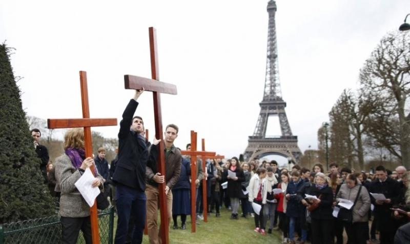 Asustados por terrorismo, evangélicos oran por nuevo presidente de Francia