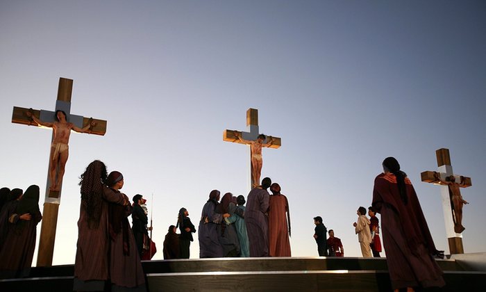 Iglesia ofrece crucifixión literal parar fieles que quieran “experimentar Pascua”
