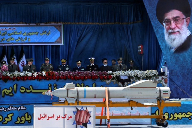 Irán amenaza en desfile militar: “Muerte a Israel”