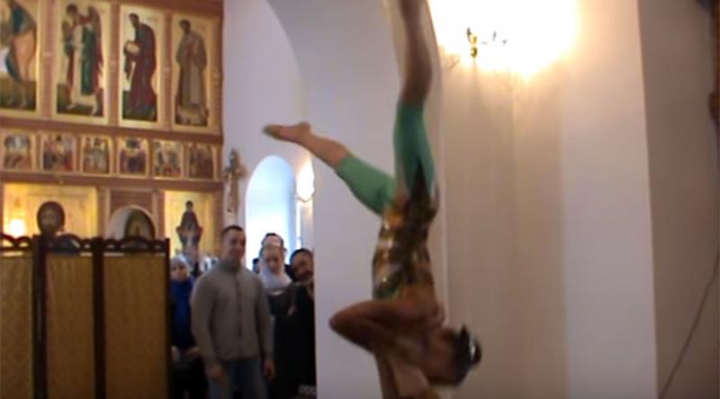 Iglesia irrita a sus fieles por presentar atracciones de circo en templo