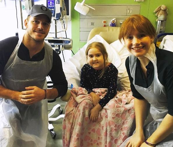 Chris Pratt visita niños en hospital citando: “Dios satisface el alma sedienta”