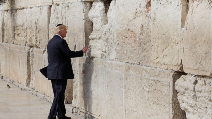 Trump hace historia como el primer presidente estadounidense en visitar Muro Occidental