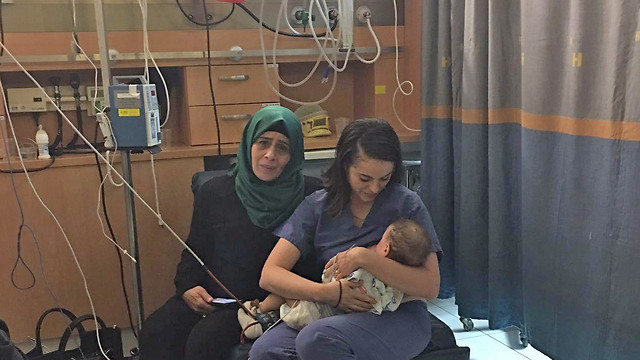 Enfermera judía amamanta a bebé árabe