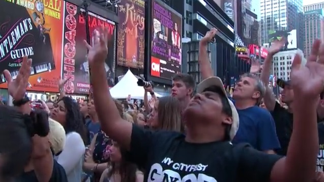 Miles oran y escuchan lecturas de la Biblia en Times Square