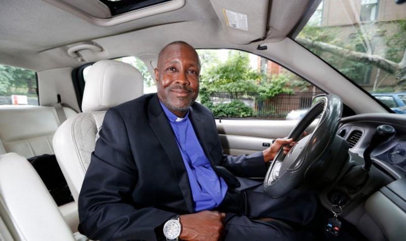 Pastor usa a Uber para evangelizar a los pasajeros