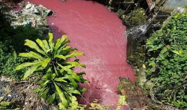 Río se transforma en color sangre asustando a Indonesia