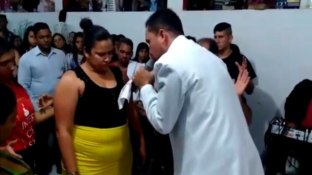 Pastor cuestionado por afirmar que mujer bajó de peso tras orar por ella
