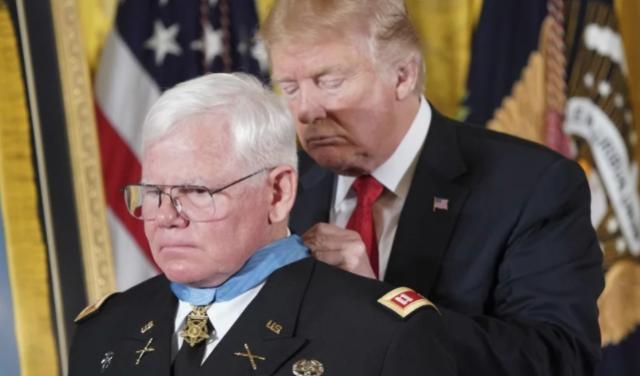 Cristiano recibe Medalla de Honor por salvar más de 60 vidas en guerra de Vietnam