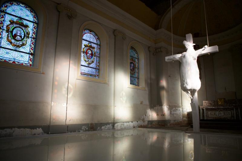 Vaca crucificada en iglesia genera ira en cristianos en Bélgica