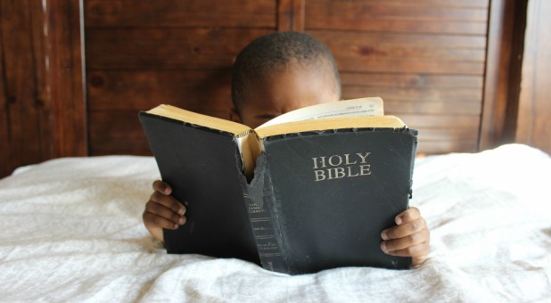 Escuela prohíbe a estudiantes estudiar la Biblia durante intervalo de clases