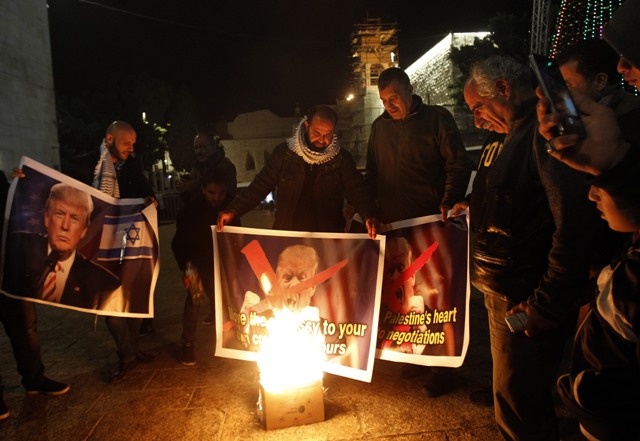 Palestinos queman foto de Trump y hablan de morir luchando por Jerusalén