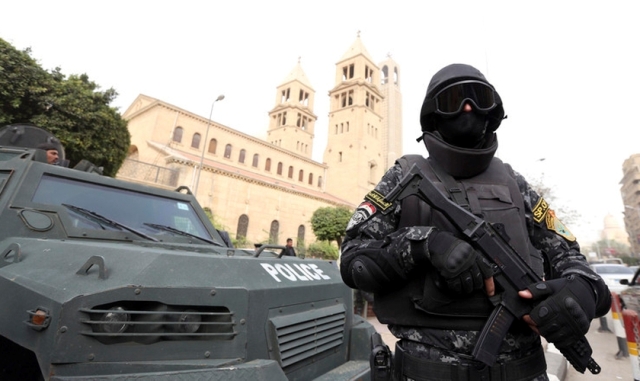 Egipto teme terrorismo y convoca 230 mil policías para seguridad de iglesias en Navidad
