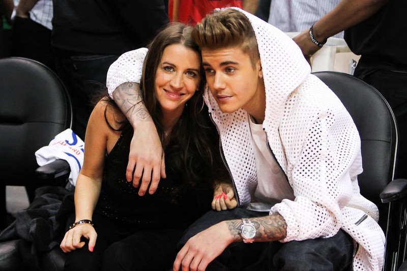 Justin Bieber restaura relación con su madre asistiendo a la iglesia