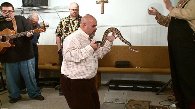 Iglesias enseñan a manipular serpientes como prueba de su fe