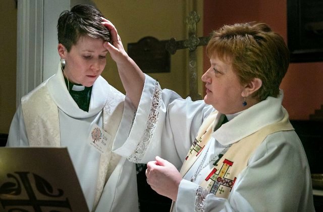Iglesia crea ceremonia de “rebautismo” para transexual que cambió de nombre