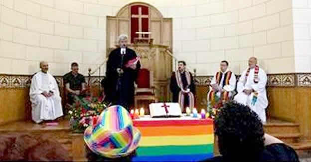 La IEE pone la Biblia en el "altar" del orgullo gay