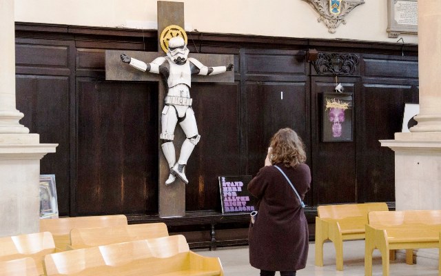 Insólito: Iglesia exhibe Stormtrooper crucificado en templo