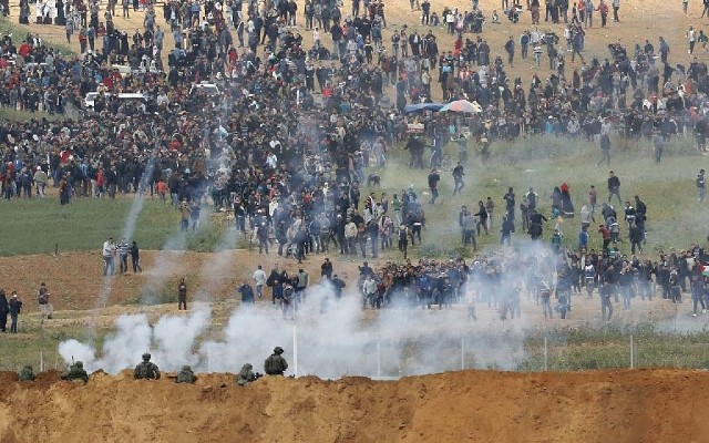 Miles de palestinos intentan invadir a Israel; 7 muertos y centenas de heridos