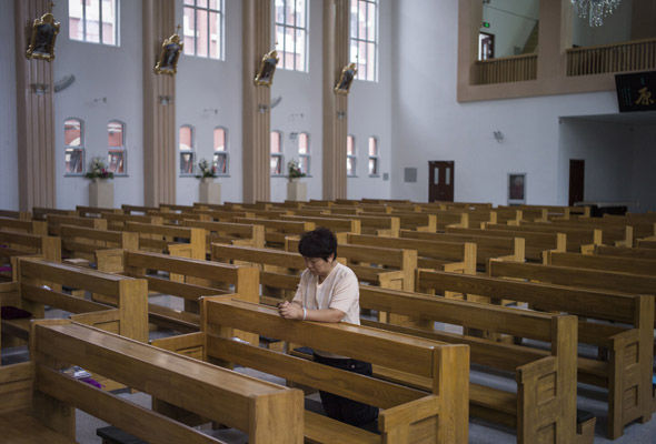 China promueve eliminación del cristianismo y fieles son forzados a negar a Jesús