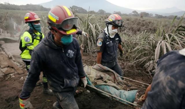Pastor muere abrazado al púlpito durante erupción volcánica en Guatemala