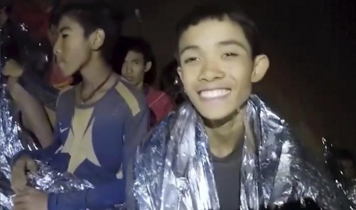 “No hay nada que Dios no pueda hacer”, dicen padres de niños rescatados de cueva de Tailandia