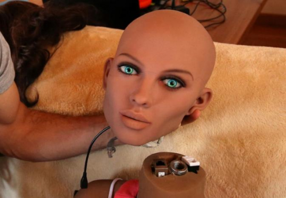 Buscan frenar apertura de tienda de muñecas sexuales robot