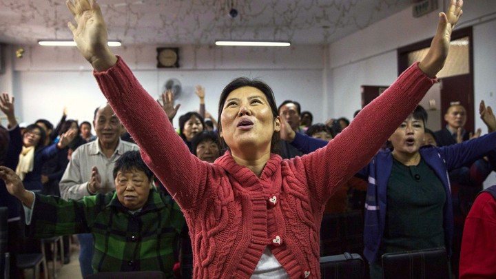 Gobierno chino planea reescribir Biblia y controlar iglesias