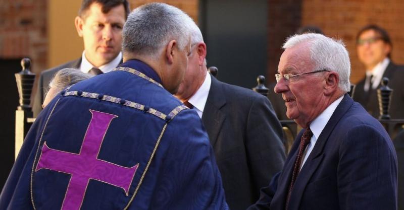 Ex ateo gobernador de Australia es bautizado a los 85 años