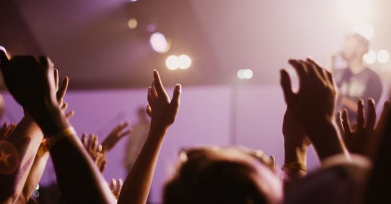 Piper: ¿Cristianos deben levantar sus manos en adoración?
