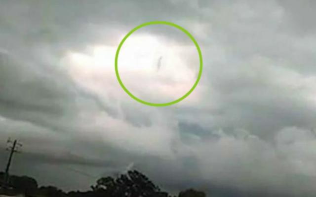Viral video de figura caminando en cielo durante una tormenta