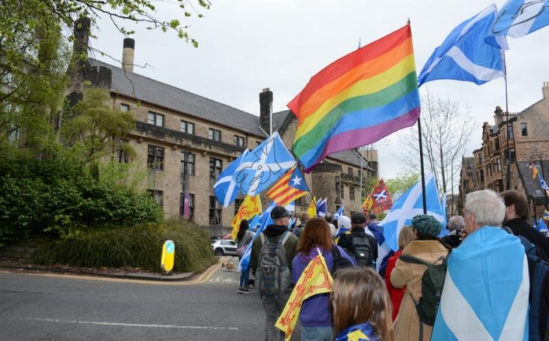 Escocia primer país en exigir que escuelas enseñen LGBT