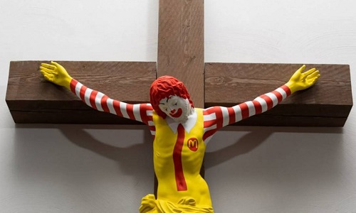 Museo expone a Ronald McDonald crucificado provocando protestas