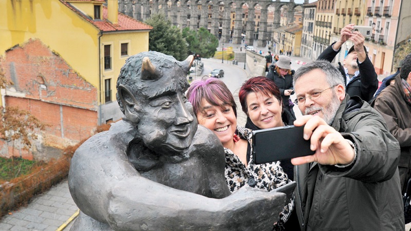 Estatua de demonio tomándose un selfie irrita a cristianos