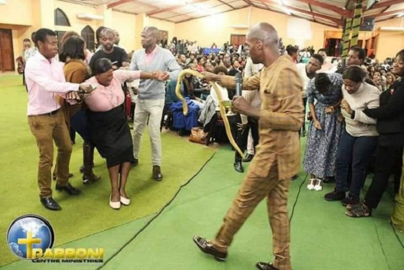 Pastor usa cobra durante culto y suscita desaprobación