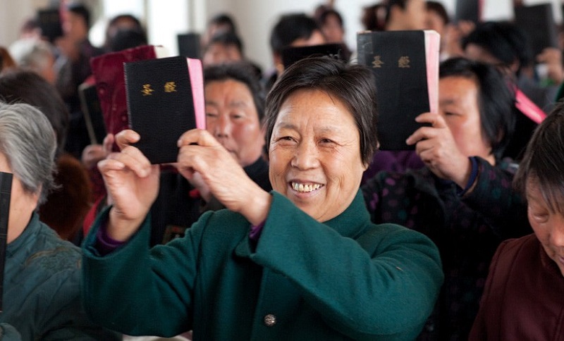 Cristianos son impactados al ver a chinos llorando con su primera Biblia