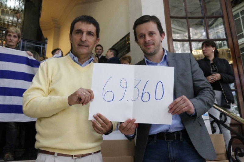 Presentan 69.360 firmas para anular Ley Trans en Uruguay