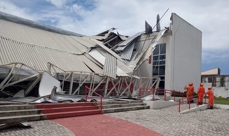 Alumnos sobreviven caída de techo mientras oraban en la escuela