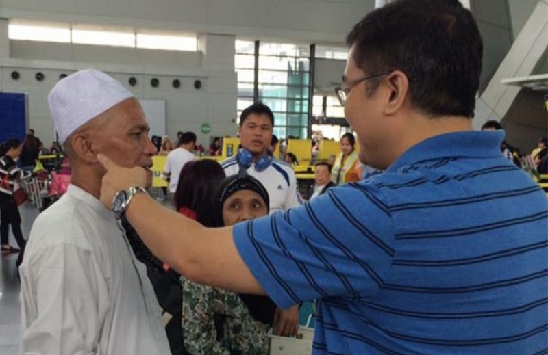 Hombre es curado de sordera tras oración de un pastor en aeropuerto