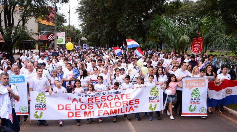 Realizan multitudinaria marcha pro familia bíblica en Paraguay