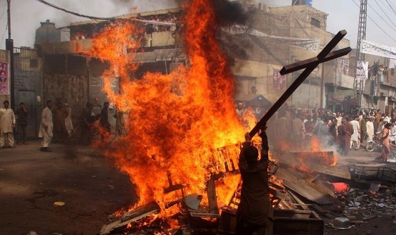 Tras quemar a cristiana embarazada de cuatro meses, 3 musulmanes condenados a muerte