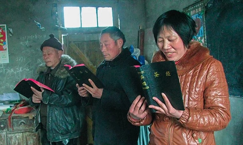 Chinos memorizan la Biblia porque el gobierno ‘no puede sacar lo que está en el corazón’