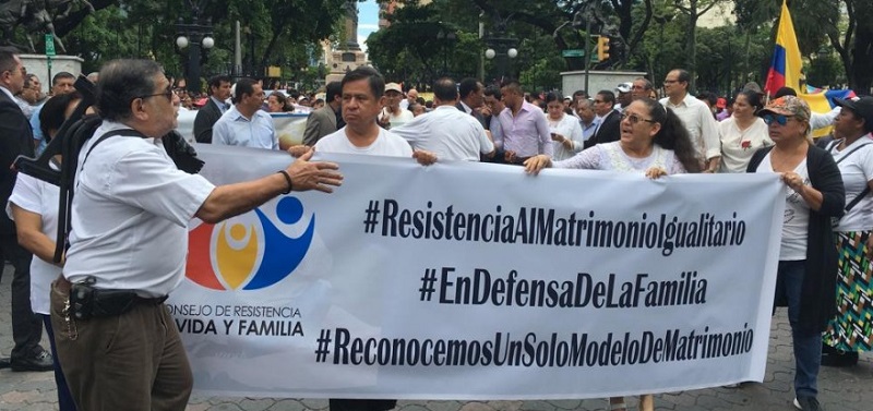 Evangélicos en Ecuador marchan contra matrimonio gay porque atenta contra la familia