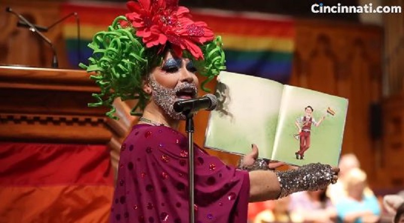Insólito: Iglesia celebra mes de orgullo gay e invita drag queen para culto con niños