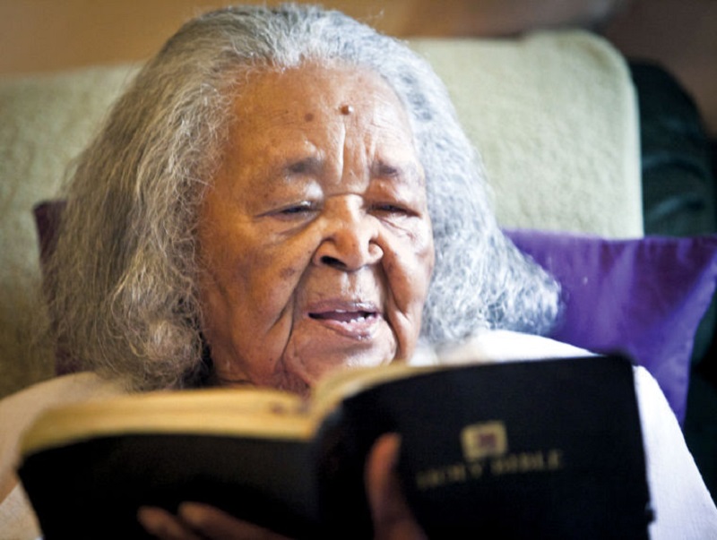 A los 105 años, anciana continúa predicando de Cristo