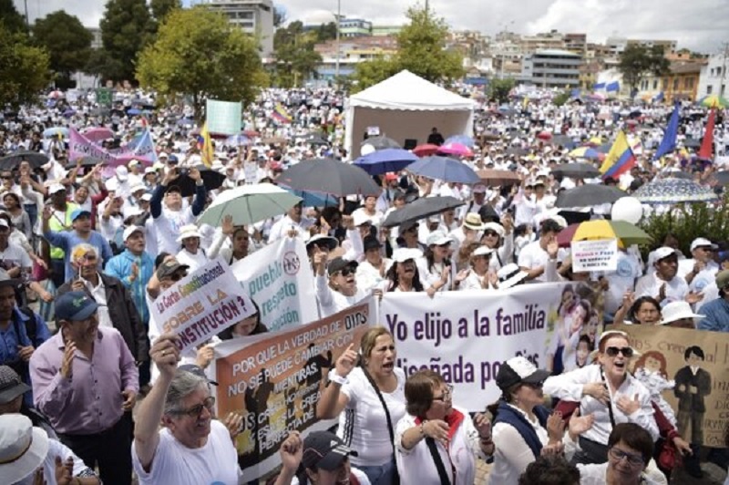 Miles de católicos y evangélicos protestan contra matrimonio gay en Ecuador