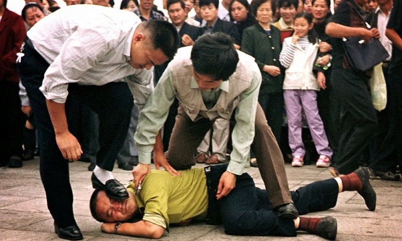 Pastor es atacado y arrestado por no sacar cruz del templo en China